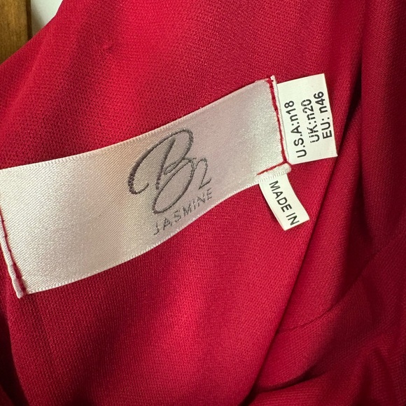 Chic Off-Shoulder Velvet Maxi Dress in Deep Red - Picture 4 of 7